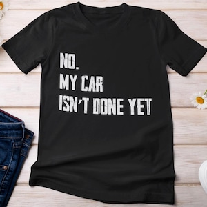 Car Guy Tee, Nein Mein Auto ist noch nicht Outfit Fertig, Autorennen Liebhaber Racer Frauen Männer Lustiges Shirt