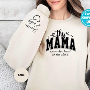 Individuell Diese Mama trägt ihr Herz auf ihrem Ärmel Sweatshirt, Muttertagsgeschenk, personalisiertes Mama Sweatshirt mit Kindernamen, niedlicher Mama Hoodie