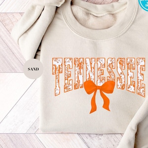 Sudadera con estampado floral de Tennessee, lazo coquette en acuarela naranja, regalo de viaje para Tennessee, día de juego en Tennessee, sudadera sureña