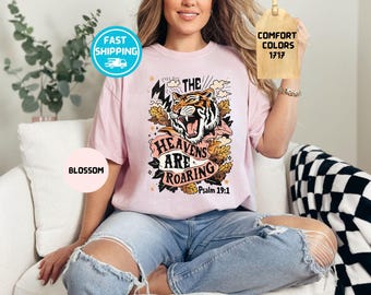 Camiseta con versículo bíblico de Comfort Colors: Los cielos rugen. Camiseta de otoño.