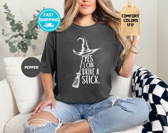 Comfort Colors ハロウィン魔女Tシャツ：はい、私はスティックバイクを運転できます。女性用おもしろTシャツ