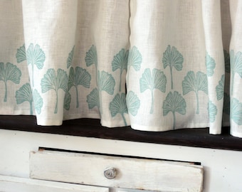 Cortina de lino blanco con estampado de hojas de ginkgo, estilo café, con diseño botánico estampado a mano, ideal para la cocina o el hogar.