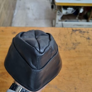 アーミーサイドキャップ - 本革ミリタリートライアングルブラックオールブラックキャップレザーアーミーハットゲイ