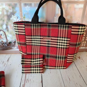 Bolso de mano a cuadros con cartera