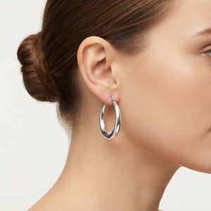 Pendientes de aro de plata de ley de 3,5 cm con cierre de palanca. Aros sencillos de plata, hipoalergénicos, gruesos, diseño clásico. Joyería para el día a día. imagen 8