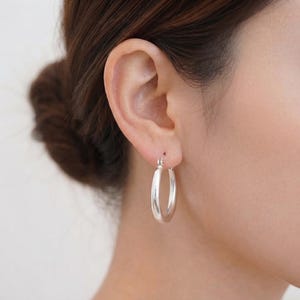 Pendientes de aro de plata de ley de 3,5 cm con cierre de palanca. Aros sencillos de plata, hipoalergénicos, gruesos, diseño clásico. Joyería para el día a día. imagen 1