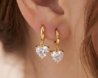 Pendientes de aro delicados con dije de circonita cúbica / Aros pequeños colgantes de oro de 18 quilates / Pendientes minimalistas para novias y uso diario / Regalo para ella / Pendientes de aro pequeños para combinar