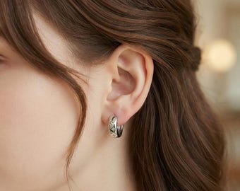 Pendientes de plata con circonitas cúbicas en forma de flor, pendientes de aro pequeños, pendientes de aro hipoalergénicos, pendientes celestiales, pendientes de aro pequeños, pendientes de aro diminutos