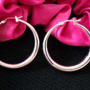 silver,sterling silver,hoop earrings,hug earrings,huggie earrings,huggie,dainty,dainty earrings,tiny earrings,tiny hoop earrings,small hoop earrings,gold hoop earrings,gold filled