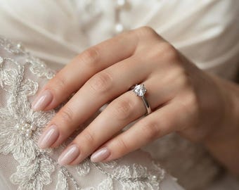 Anello da donna in argento sterling 925 con zirconi cubici / Anello di fidanzamento minimalista / Anello solitario delicato con zirconi cubici / Regalo di nozze con cristalli per lei