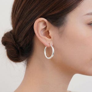 Pendientes de aro de plata de ley de 3,5 cm con cierre de palanca. Aros sencillos de plata, hipoalergénicos, gruesos, diseño clásico. Joyería para el día a día. imagen 5