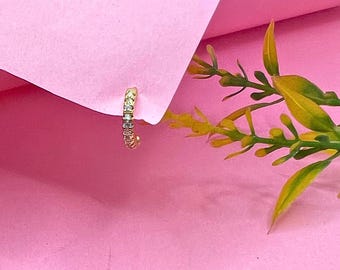 Minimalistische CZ Huggie Creolen | Zierliche kleine Creolen für das zweite Loch | Alltags Leichte Ohrringe | Schichting Creolen | Geschenk für Sie