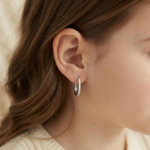 Zierliche CZ Rechteck Hoop | Minimalistischer geometrischer Schmuck | 925er Sterling Silber oder Gold | Schicke längliche Ohrringe für den Alltag | Geschenk für Sie