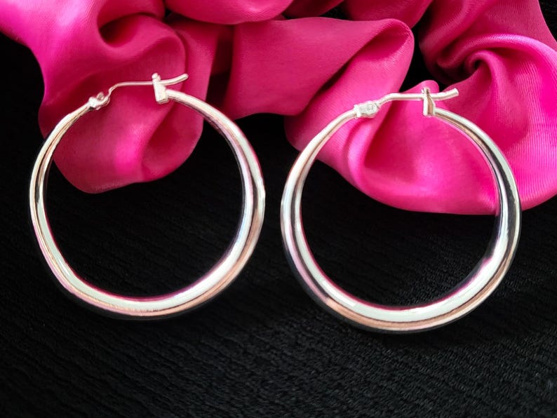 silver,sterling silver,hoop earrings,hug earrings,huggie earrings,huggie,dainty,dainty earrings,tiny earrings,tiny hoop egs,small hoop earrings,gold hoop earrings,gold filled