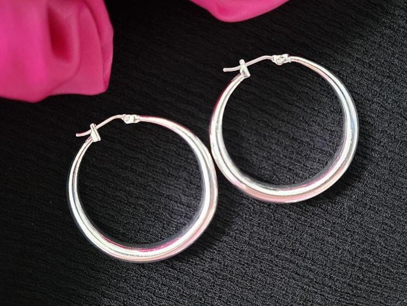 silver,sterling silver,hoop earrings,hug earrings,huggie earrings,huggie,dainty,dainty earrings,tiny earrings,tiny hoop earrings,small hoop earrings,gold hoop earrings,gold filled