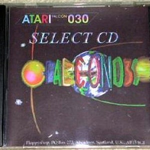 Puede incluir: Una caja de CD negra con una imagen colorida de un planeta y el texto "ATARI 030 SELECT CD SPACECONDOS" en la parte delantera.