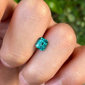 Turmalina natural azul laguna de 1,85 ct, talla cojín cuadrada facetada
