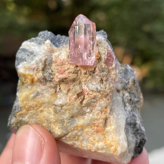 パキスタン カトラン産 ピンクトパーズ原石 母岩付き2