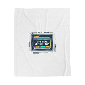 Peut inclure: Couverture blanche avec un motif d'écran d'ordinateur rétro affichant "SYSTEM ERROR 404". L'écran a un fond noir avec des barres horizontales et du texte aux couleurs néon. La couverture est en matière blanche et douce.