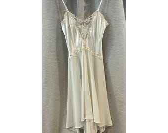 Vestido lencero de novia vintage Alexandra Nicole con encaje bordado y cuentas, talla mediana.