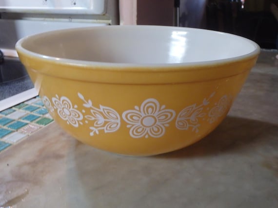 Vintage Gold Butterfly Pyrex nesting bowl 401