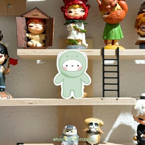 Misty the Silly Green Guy l Leuke waterdichte en vaatwasmachinebestendige sticker voor flessen water, laptops en dergelijke.