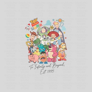 K&ouml;nnte beinhalten: Eine bunte Illustration von Figuren aus der Toy Story-Reihe, darunter Woody, Buzz Lightyear, Jessie und Mr. Potato Head. Das Bild enth&auml;lt den Text "Toy Story Land" und "To Infinity and Beyond! Est. 1995".