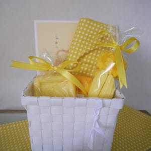 Gelber Geschenkkorb zum Wohlfühlen, Freundin, Mutter, Süßigkeiten, Waffeltuch, Schafmilchseife, Süße Spitztüte, Schokolade