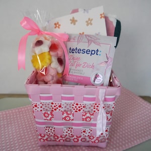 Blumen Geschenkkorb zum Wohlfühlen, Freundin, Mutter, Süßigkeiten, Süße Spitztüte, Wellness, Küchentuch
