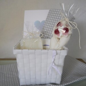 Weißer Geschenkkorb zum Wohlfühlen, Freundin, Mutter, Süßigkeiten Waffeltuch, Schafmilchseife, Süße Spitztüte, Schokolade