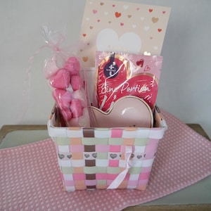 Herz Geschenkkorb zum Wohlfühlen, Freundin, Mutter, Süßigkeiten, Süße Spitztüte, Wellness, Streichholzschachtel, Dekoteller