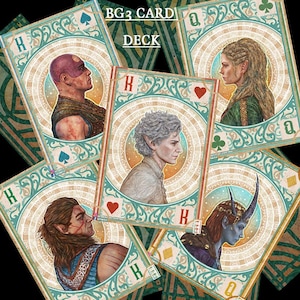 Può includere: Un mazzo di carte da gioco con arte fantasy. Le carte presentano ritratti di personaggi in cornici ornate con accenti turchesi e dorati. Il testo "BG3 CARD DECK" è in alto. I semi sono cuori, fiori, picche e quadri.