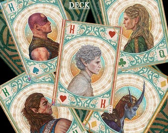 Puede incluir: Una baraja de cartas con arte de fantasía. Las cartas presentan retratos de personajes en marcos ornamentados con detalles turquesa y dorado. El texto "BG3 CARD DECK" está en la parte superior. Los palos son corazones, tréboles, picas y diamantes.