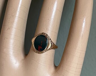 c1900 Antique 10K Yellow Gold Engraved Bloodstone Ring