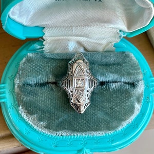 SALE Art Deco Filigrane Drei Altdiamanten Statement Ring in 18K Weißgold