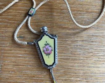 c1920-1930 スターリングシルバーのギョーシェ模様の香水瓶、オリジナルの編み紐付き、スライド付き