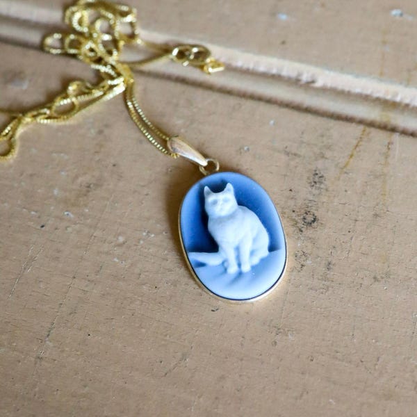 14K Yellow Gold Banded Agate Carved Cat Cameo Pendant on 14K Gold Chain