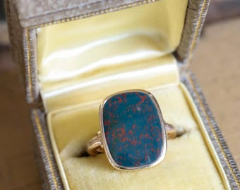 An Antique c1915 10K Yellow Gold Bloodstone Ring