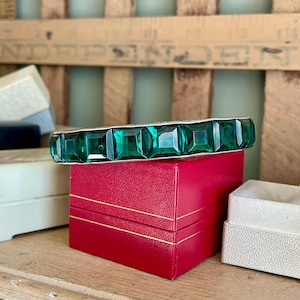 c1920 Sterling Silver Art Deco Flapper Arm Bangle Engraved with Emerald Green Faceted Glass