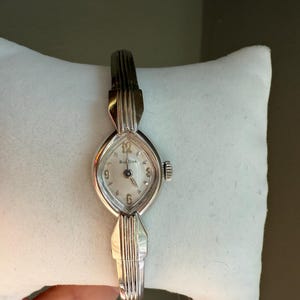 Pulsera Bulova para dama de oro laminado de 10 quilates, años 1950-1960, en perfecto estado de funcionamiento.