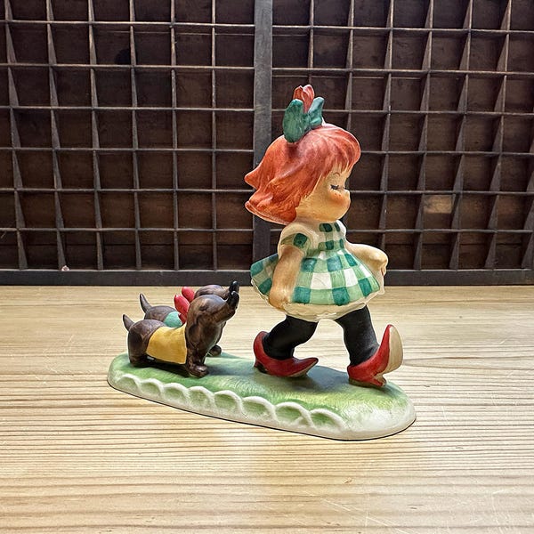 Figura vintage W Goebel W Alemania 1958 de Charlot Byj Poniéndose el perro