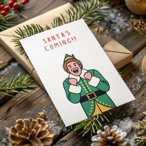LE PÈRE NOL ARRIVE !! [2024] [Tailles de papier américaines] - Inspiré par Buddy the Elf - Redimensionné numériquement pour les tailles d'impression standard