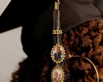 Anpassad fotoberlock med tofs för examen, personlig minnesberlock för examensmössa med änglavinge, examenspresent 2026