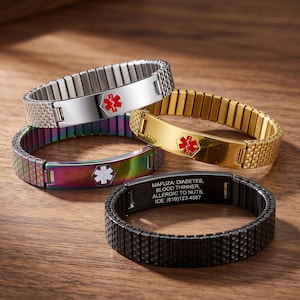 Può includere: Quattro braccialetti di allerta medica con cinturini elastici. Uno è argento con una stella della vita rossa, uno è oro con una stella della vita rossa, uno è iridescente con una stella della vita bianca e uno è nero con testo inciso: MAFUZA: DIABETES, BLOOD THINNER, ALLERGIC TO NUTS, ICE: (619)123-4567.