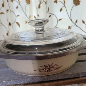 Vintage Club Aluminum 7-inch Roaster Pan with Pyrex Lid: Yellow Wheat Design