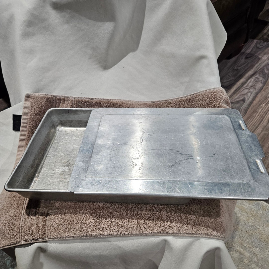 Vintage Aluminum Cake Pan With Slide on Lid 9 X 13 Inch Cake Pan and