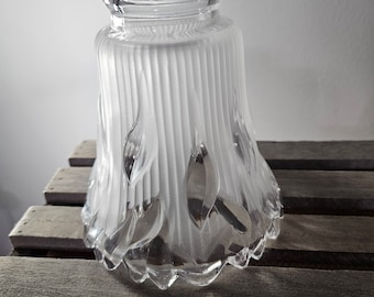 Pantalla de lámpara vintage de cristal esmerilado: Iluminación retro con borde festoneado