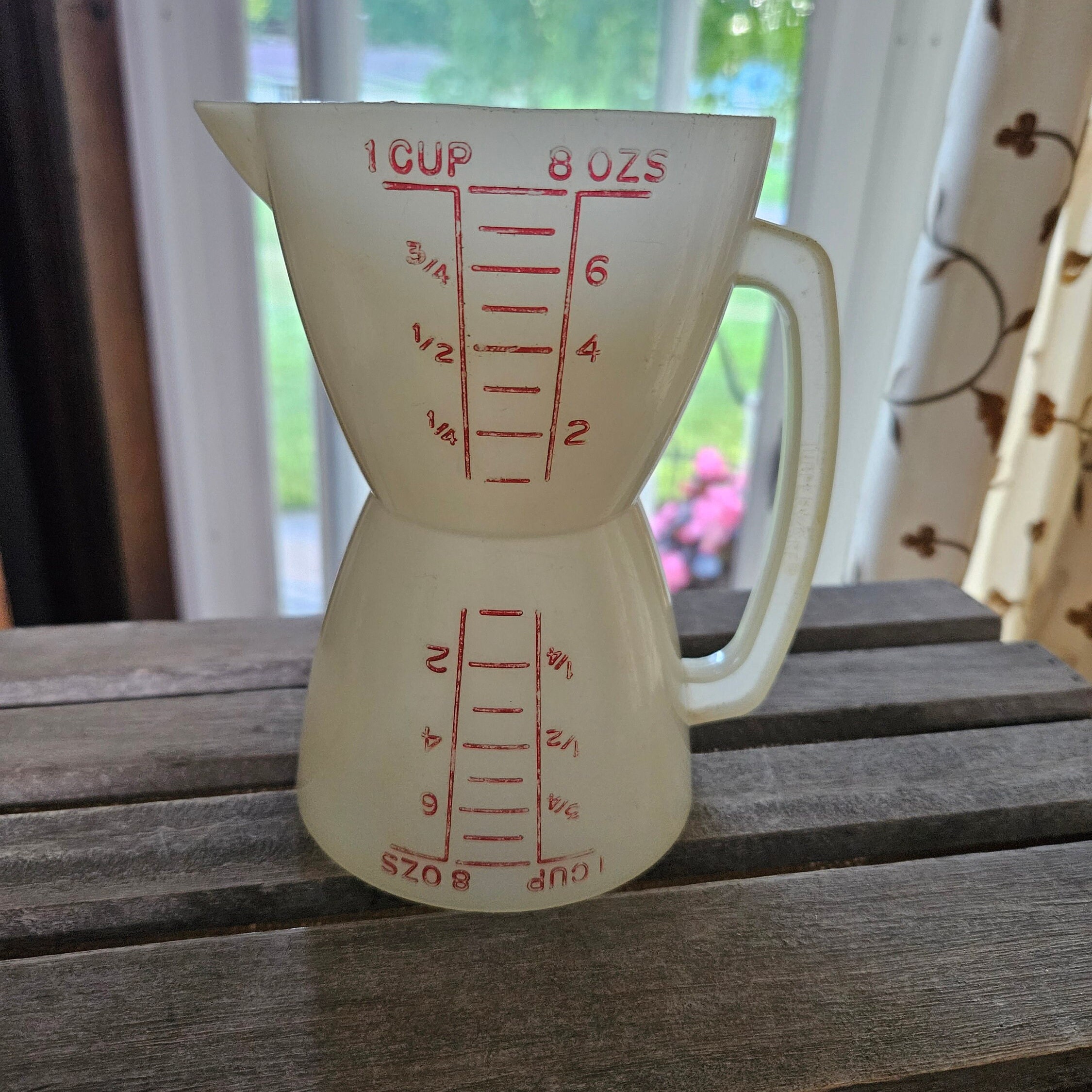Vintage Tupperware / Wet and Dry Measuring Cup / Kitchen 