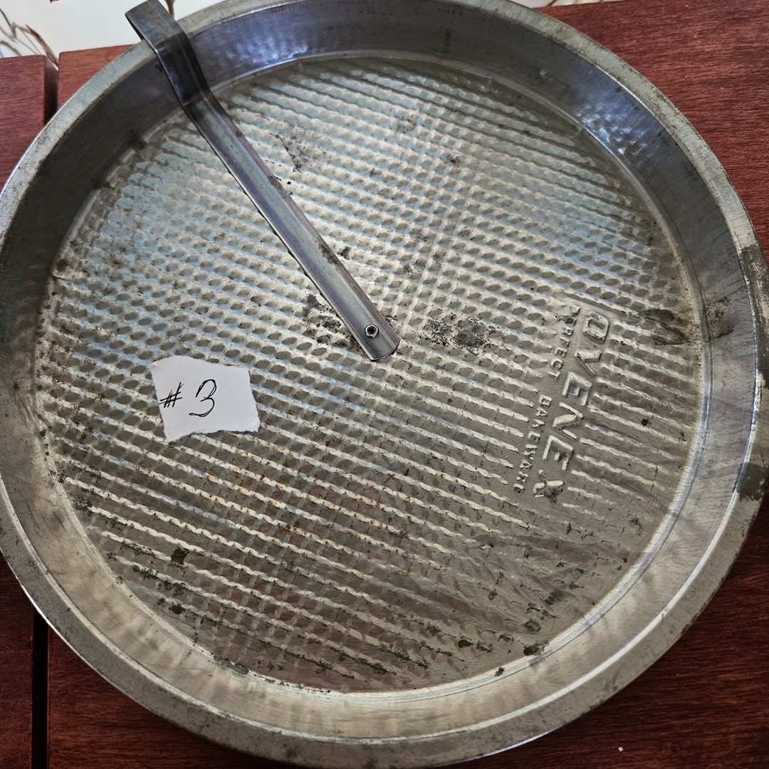 Vintage 9.50 Inch Round Metal Slider Cake Pan Vintage Retro Ovenex