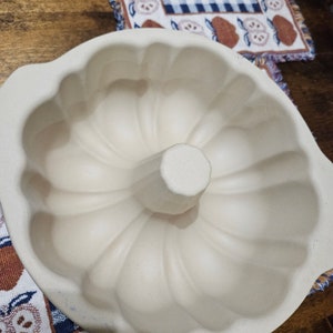 Pampered Chef 10 Inch Bundt Pan Family Heritage Stoneware Vintage 1990s Cake Pan